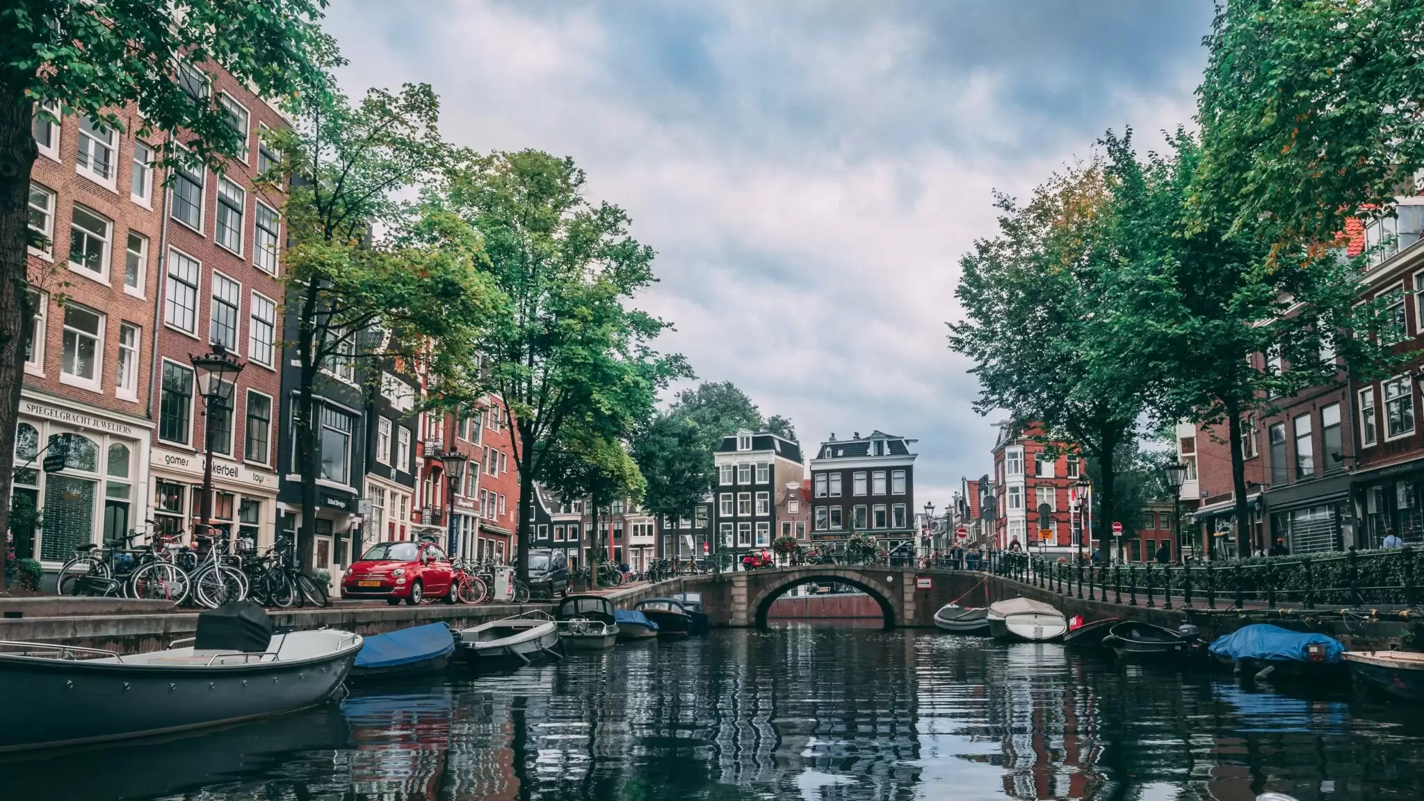 World Happiest Countries: जाने सबसे खुशहाल देश के बारे में!!