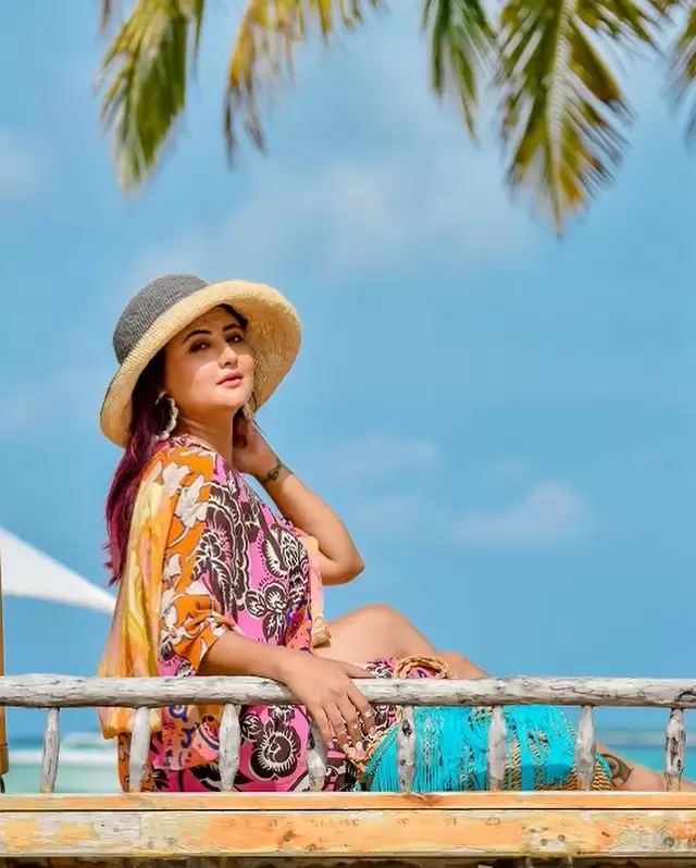 Rashami Desai ने तस्वीरों से मचाई सनसनी, देखे बोल्ड फोटोशूट