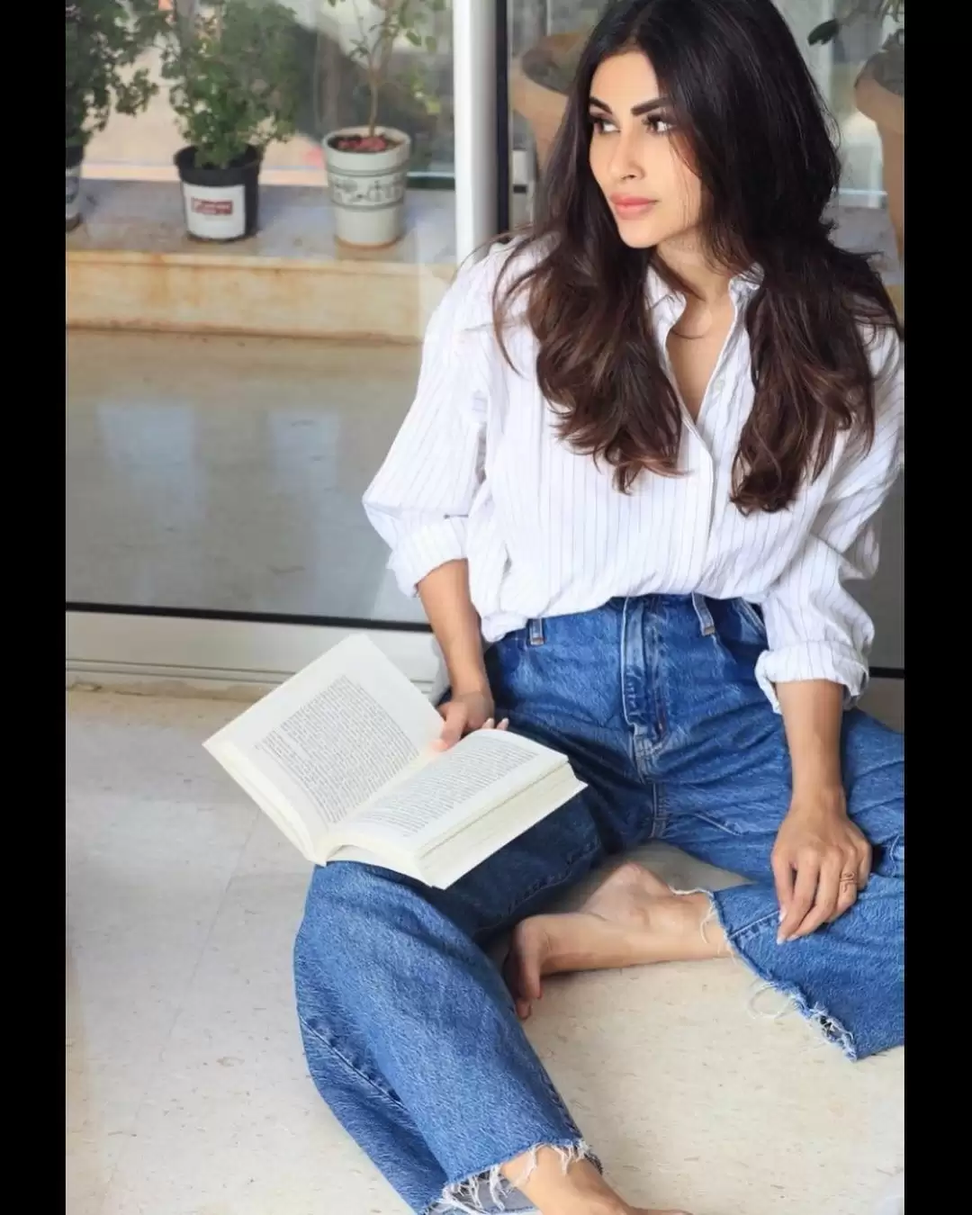 Mouni Roy ने फिर दिखाया अपना ग्लैमरस लुक, तस्वीरें हुई वायरल