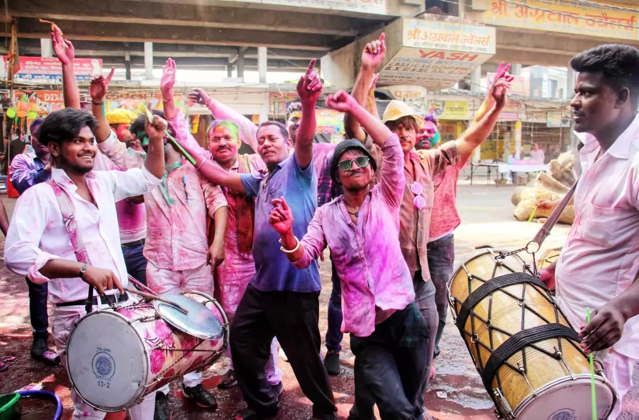 Holi Festival Images: कहां कैसे हुई रंगों की बौछार, देखे होली की रंगीन तस्वीरें!!