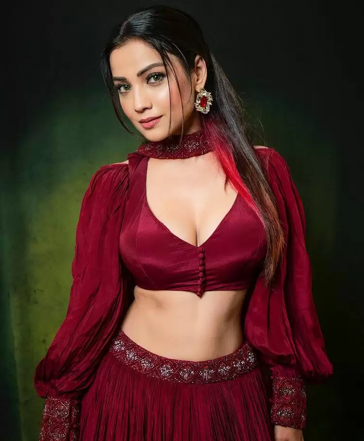 Adaa Khan लग रही है ग्लैमरस, देखे तस्वीरें!!