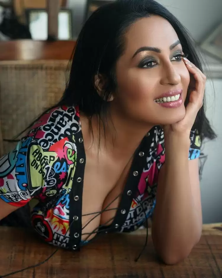 Kashmera Shah आज भी एक्ट्रेसेस को मात देती हैं, देखे उनका बोल्ड अंदाज़