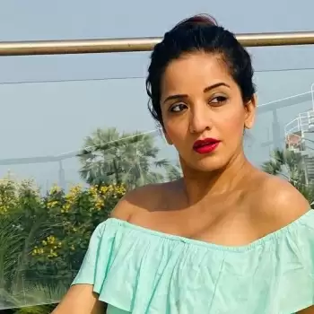 Monalisa ने देसी अंदाज में दिखाईं दिलकश अदाएं, देखिए तस्वीरें