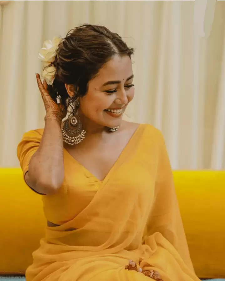 Neha Kakkar और Rohanpreet की हल्दी सेरेमनी में देखिये बेहद रोमांटिक तस्वीरें