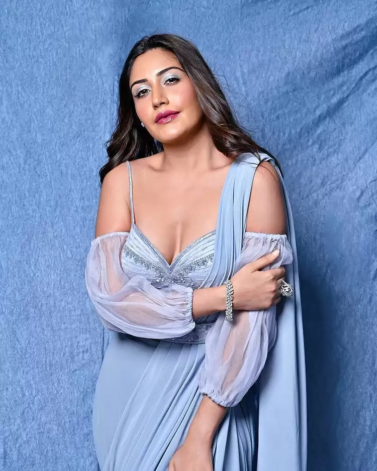 Surbhi Chandna ने मचाई सनसनी, देखे तस्वीरें !!