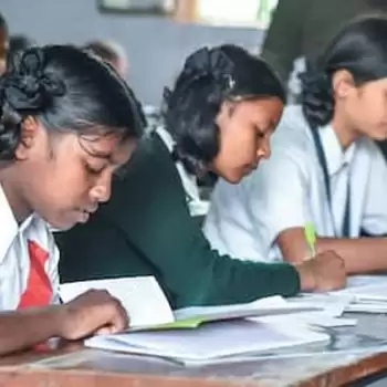 यूपी में बोर्ड परीक्षाएं स्थगित, कोरोना कर्फ्यू का समय बढ़ा