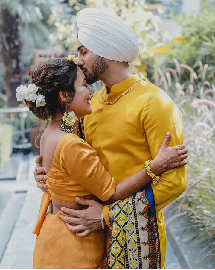 Neha Kakkar और Rohanpreet की हल्दी सेरेमनी में देखिये बेहद रोमांटिक तस्वीरें