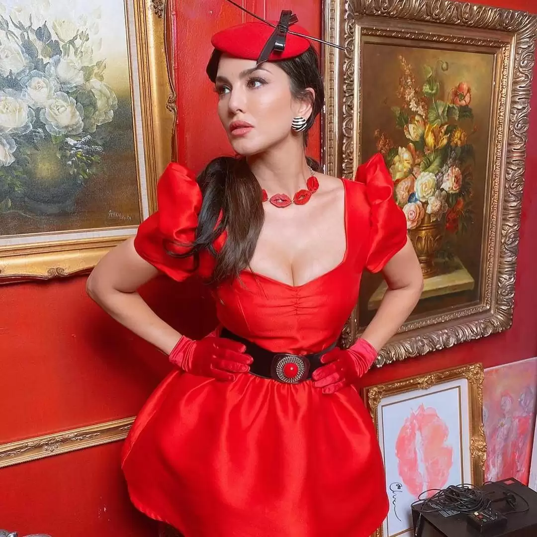 Sunny Leone ने रेड शॉर्ट ड्रेस में दिखाया बोल्ड और बेहद खूबसूरत अंदाज, देखिये तस्वीरें