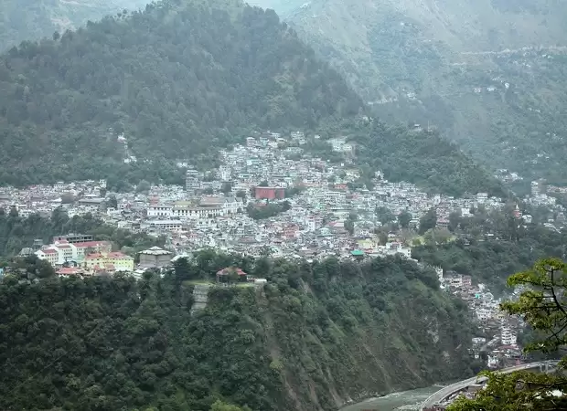 बर्फ से ढंके पहाड़ों से घिरी हुई है यह जगह, एक बार जरूर जाएं