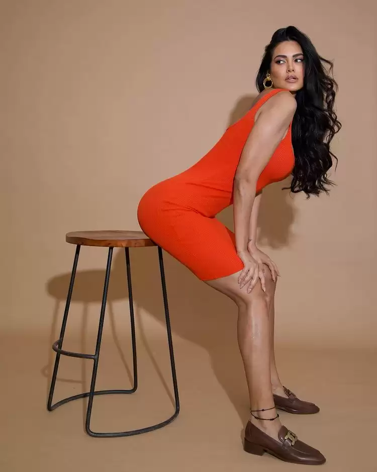 Esha Gupta Hot Pictures