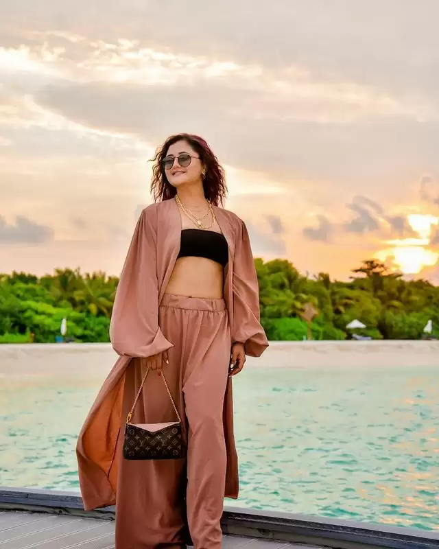 Rashami Desai ने तस्वीरों से मचाई सनसनी, देखे बोल्ड फोटोशूट