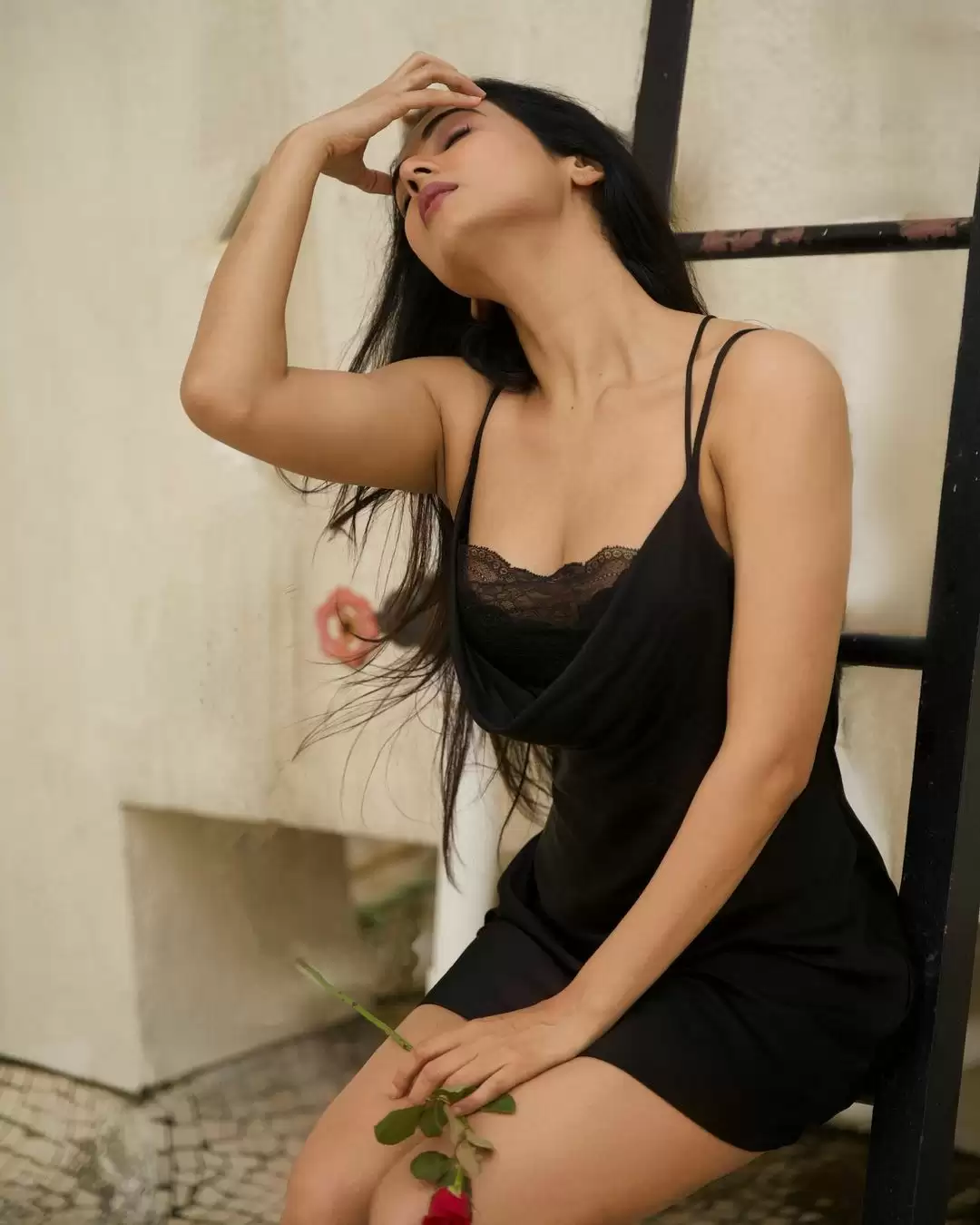 जन्नत गर्ल Sonal Chauhan ने शेयर की बोल्ड तस्वीरें, फैंस हुए दीवाने