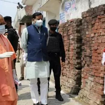 मुरादाबाद के गांवों में जाकर सीएम योगी ने जाना कोरोना संक्रमण का हाल
