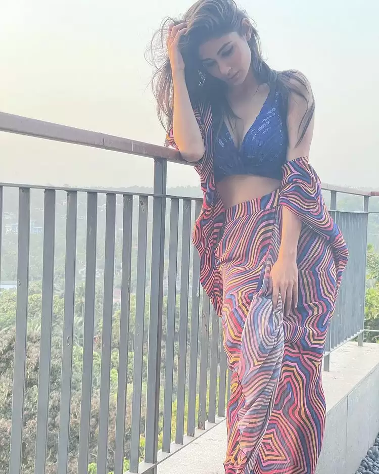 Mouni Roy ने अदाओं से गिराई बिजलियां, देखे तस्वीरें!!