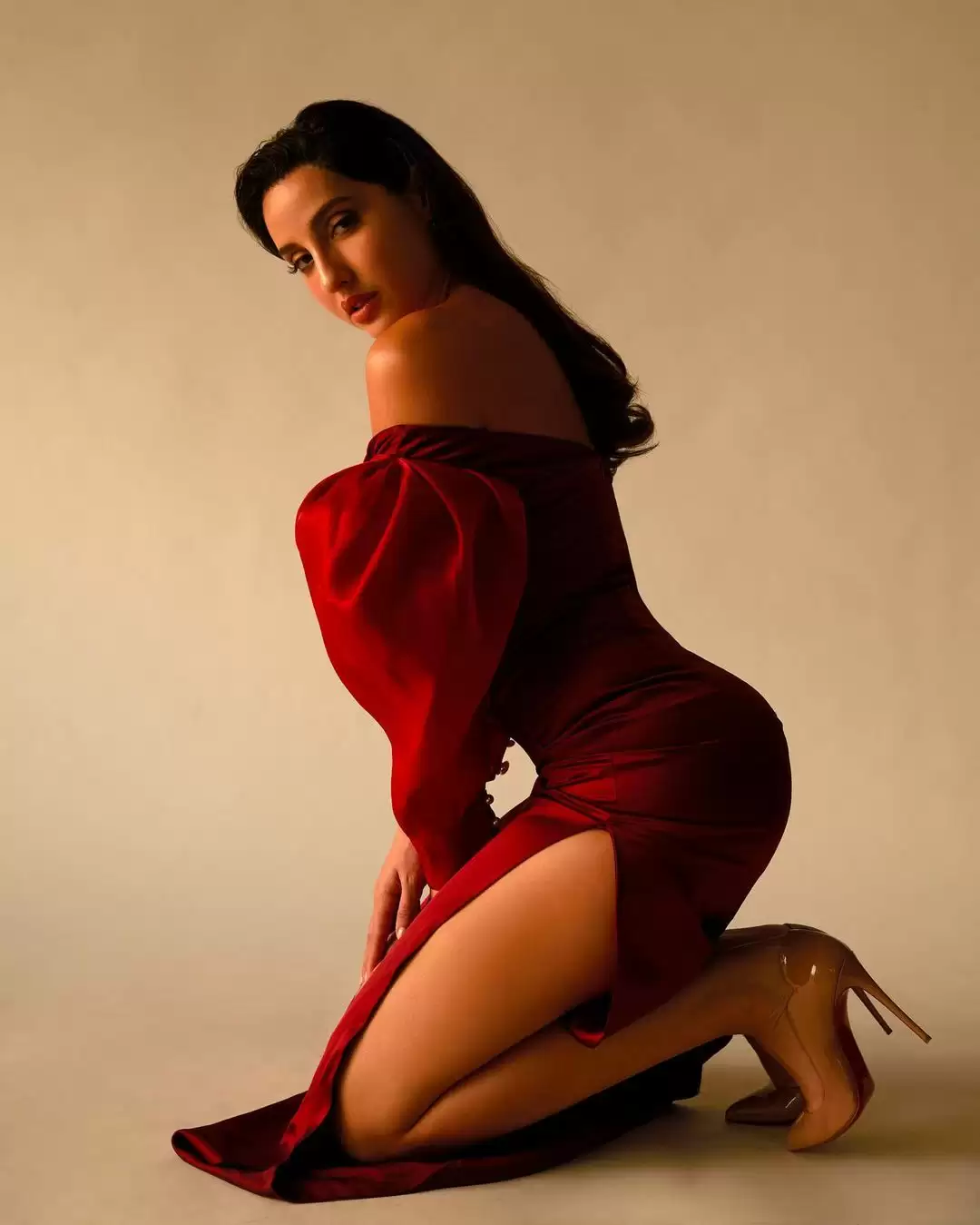 Nora Fatehi का सुपर बोल्ड अंदाज, दिल थाम कर देखे तस्वीरें