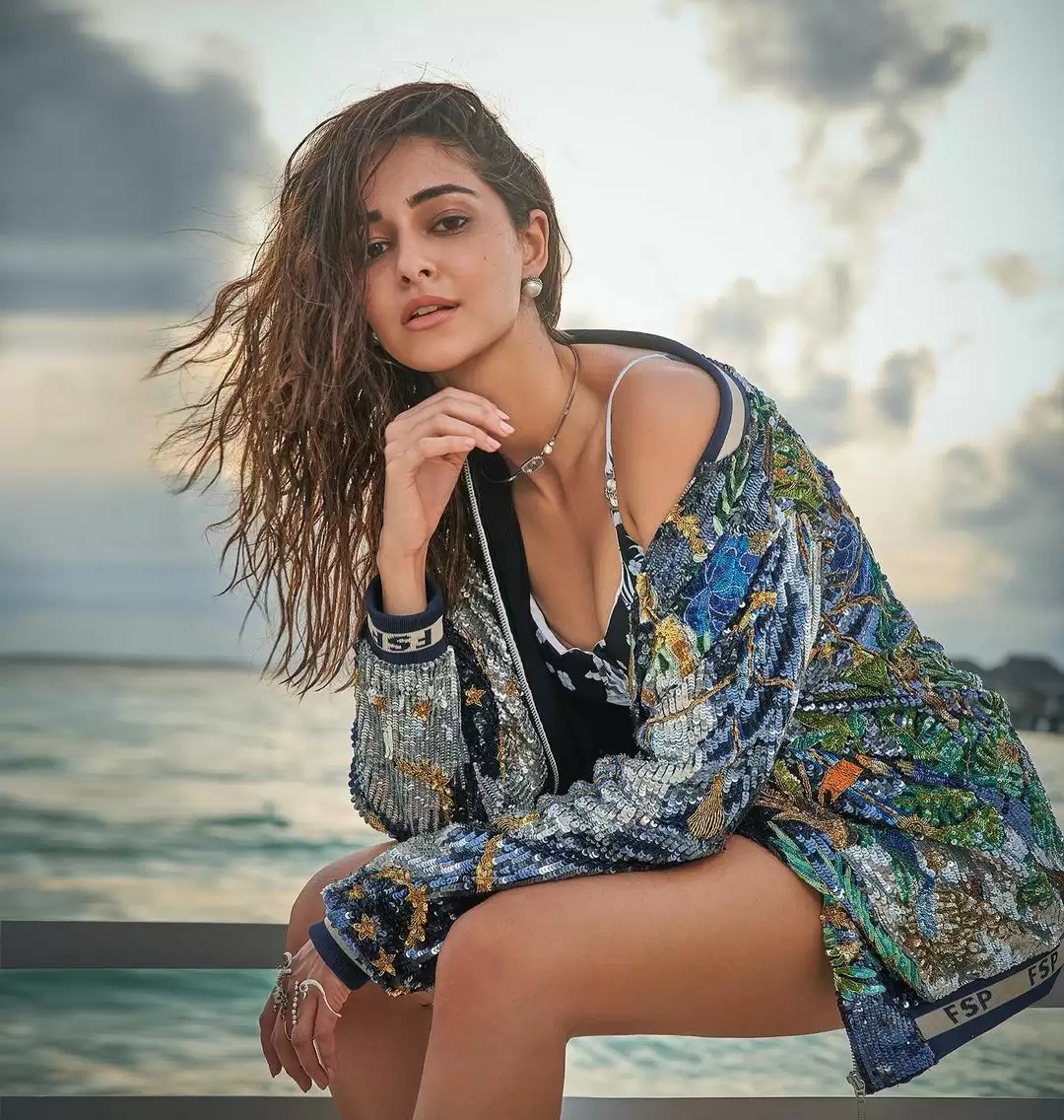 Ananya Pandey का ये बोल्ड लुक दिल थाम कर देखें!!