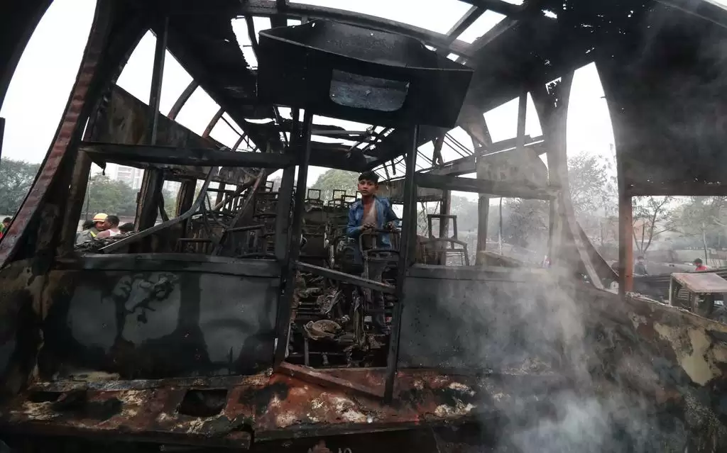 Shocking Incident: झोपड पटटी में लगी भीषण आग, धमाके के साथ फटे एलपीजी सिलेंडर