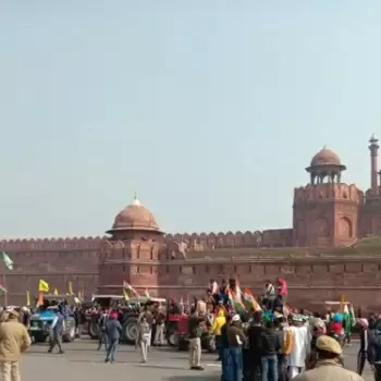 बेकाबू हुई ट्रेक्टर रैली, लाल क़िले तक पहुंचे किसान