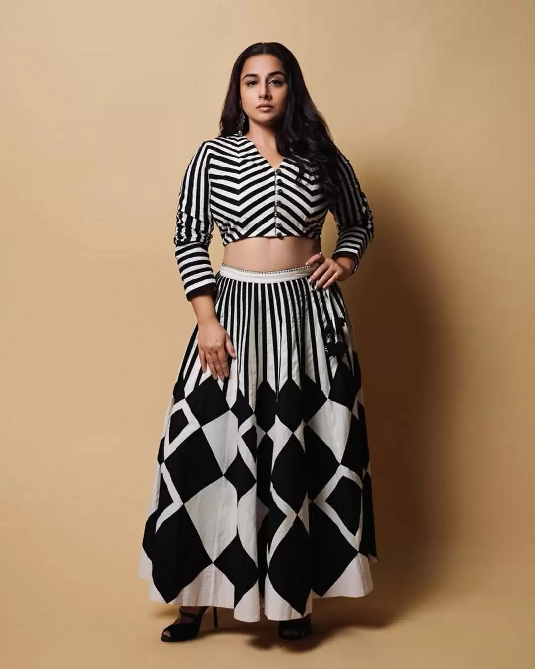 काले लिबाज़ में विद्या बालन लग रही है काफी अलग, यहाँ देखे अभिनेत्री की तस्वीरें