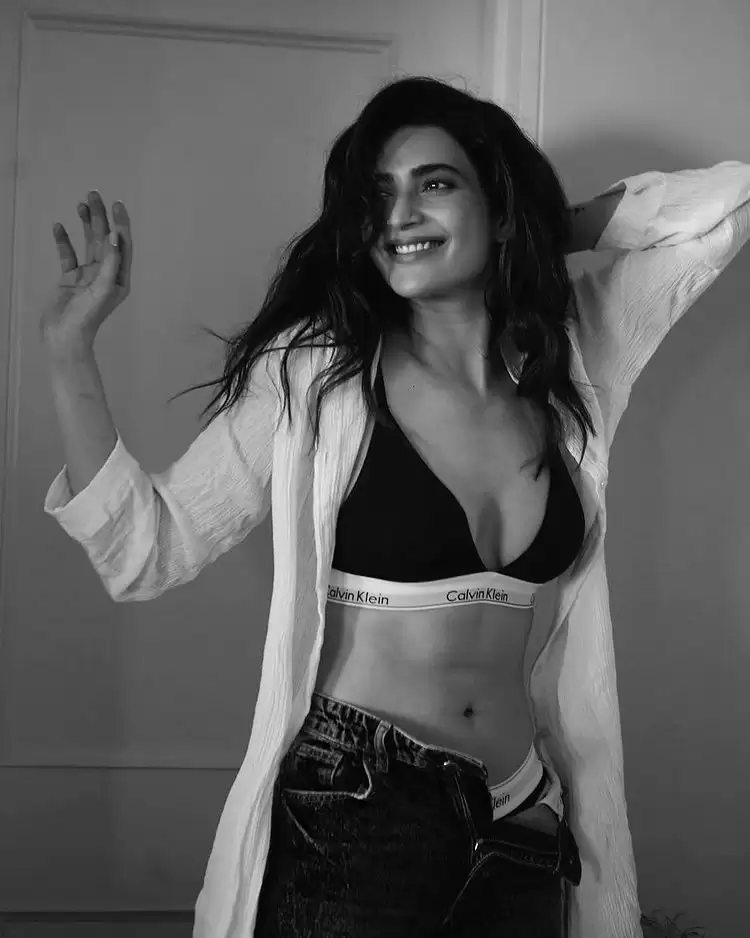 Karishma Tanna ने उड़ाए फैन्स के होश, देखें हॉट तस्वीरें