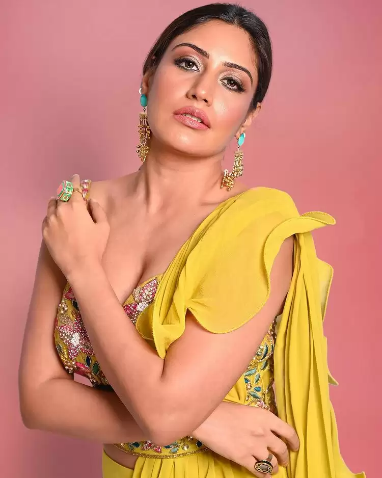 Surbhi Chandna ने मचाई सनसनी, देखे तस्वीरें !!