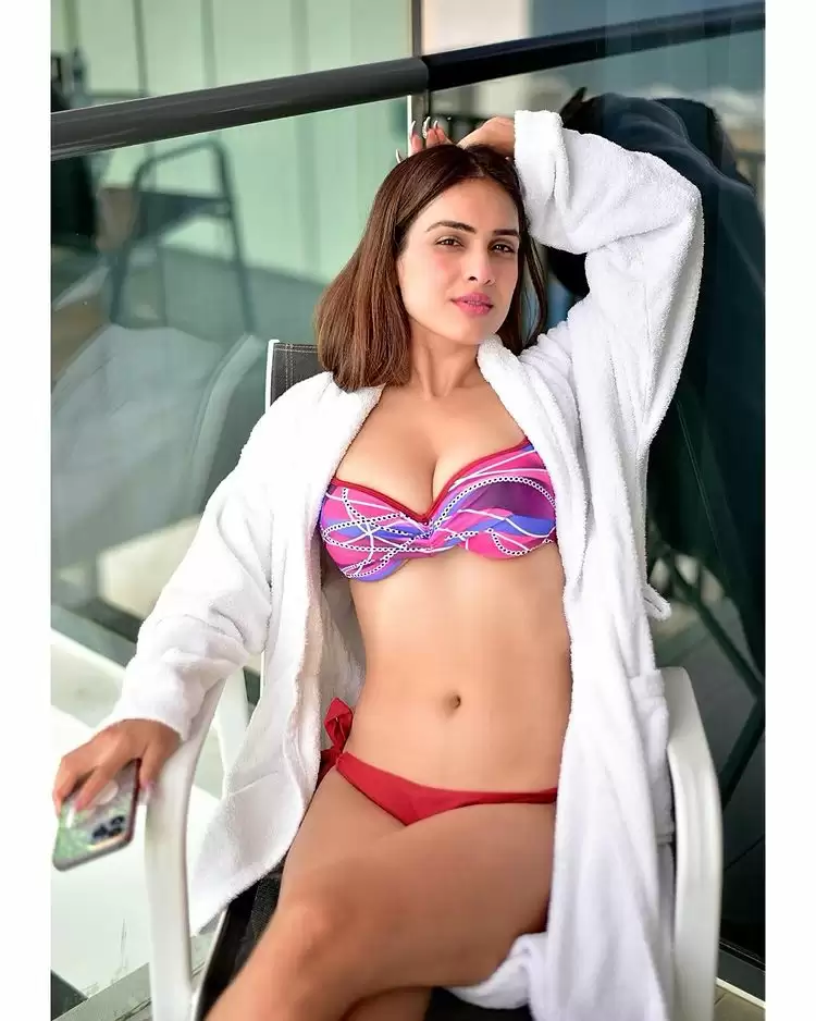 Neha Malik का बोल्ड अंदाज़ देख फैंस हुए दीवाने