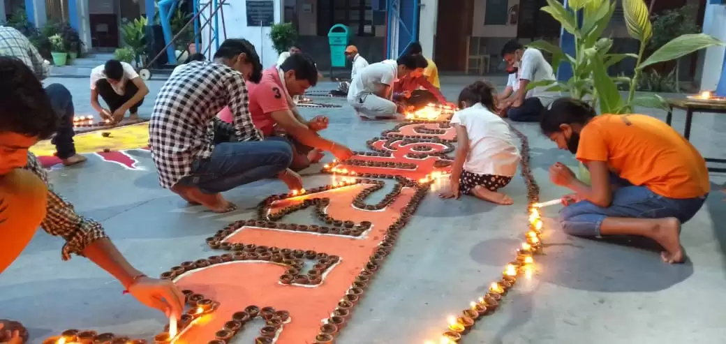 राम मंदिर निर्माण पर 1001 दीपक जलाकर किया खुशी का इजहार