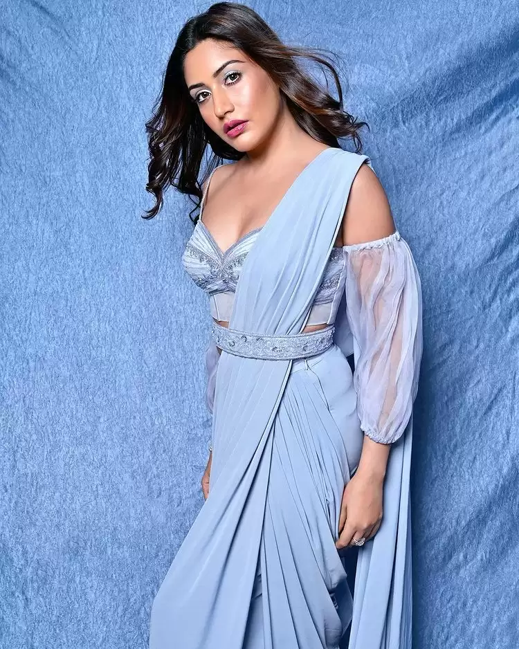 Surbhi Chandna ने मचाई सनसनी, देखे तस्वीरें !!