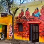 उत्तराखंड की लोकपरंपरा और संस्कृति प्रदर्शित कर रहे चित्र