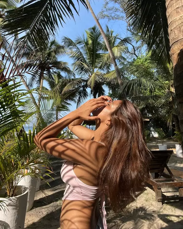 Nia Sharma के कातिलाना अंदाज देख फिदा हुए फैंस!!