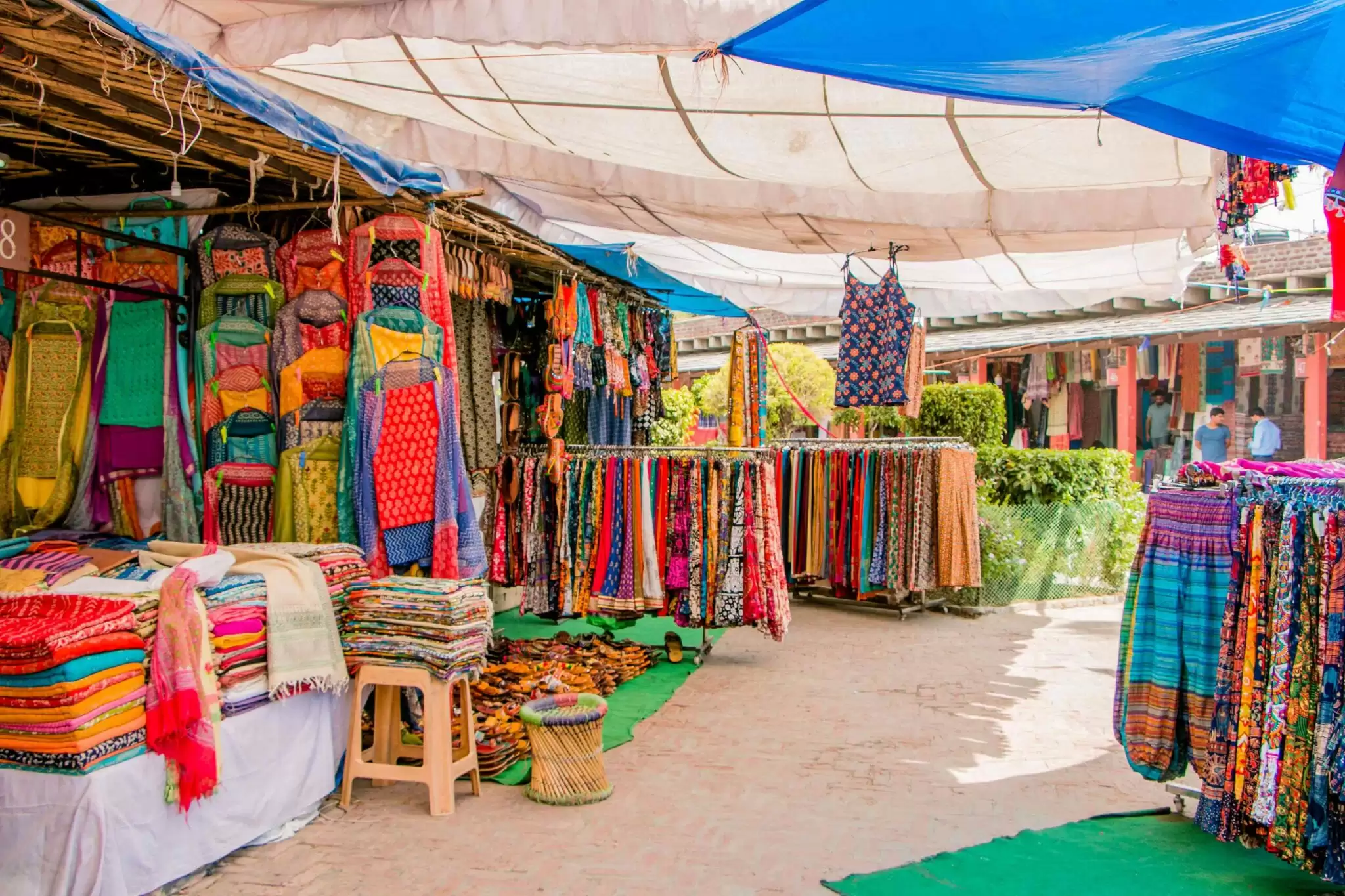 Holi Shopping: होली की खरीदारी के लिए ये है दिल्ली के सस्ते मार्केट!!