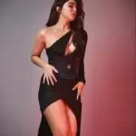 Sharvari Wagh ने इंस्टाग्राम पर ढाया कहर, देखे तस्वीरें!!