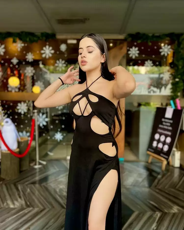 Urfi Javed का देखे हॉट अंदाज, फैंस हुए घायल