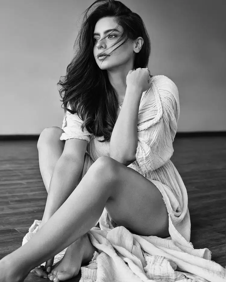 Aamna Sharif ने दिखाया ग्लैमरस अंदाज, देखे तस्वीरें!!