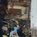 नोएडा में इमारत ढही, 2 की मौत