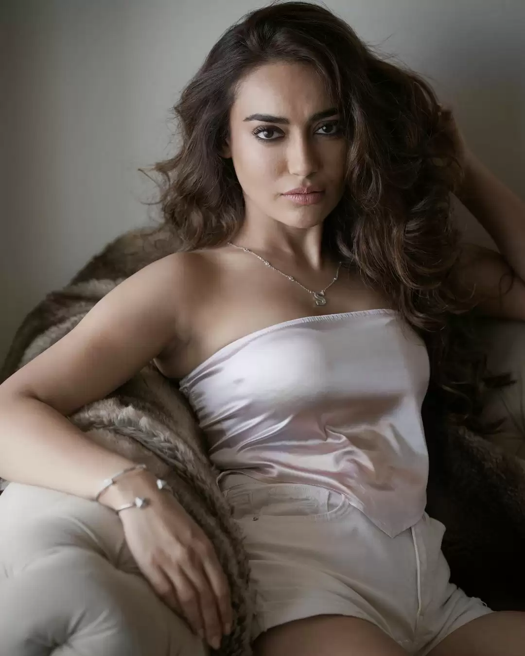 Surbhi Jyoti ने किया दिलकश अदाओं से घायल, तस्वीरें हुई वायरल