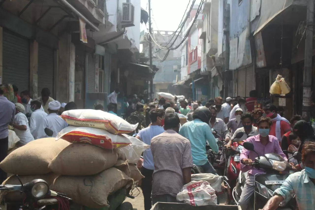 बाजारों में भीड़, घरों में पहुंच रहा कोरोना