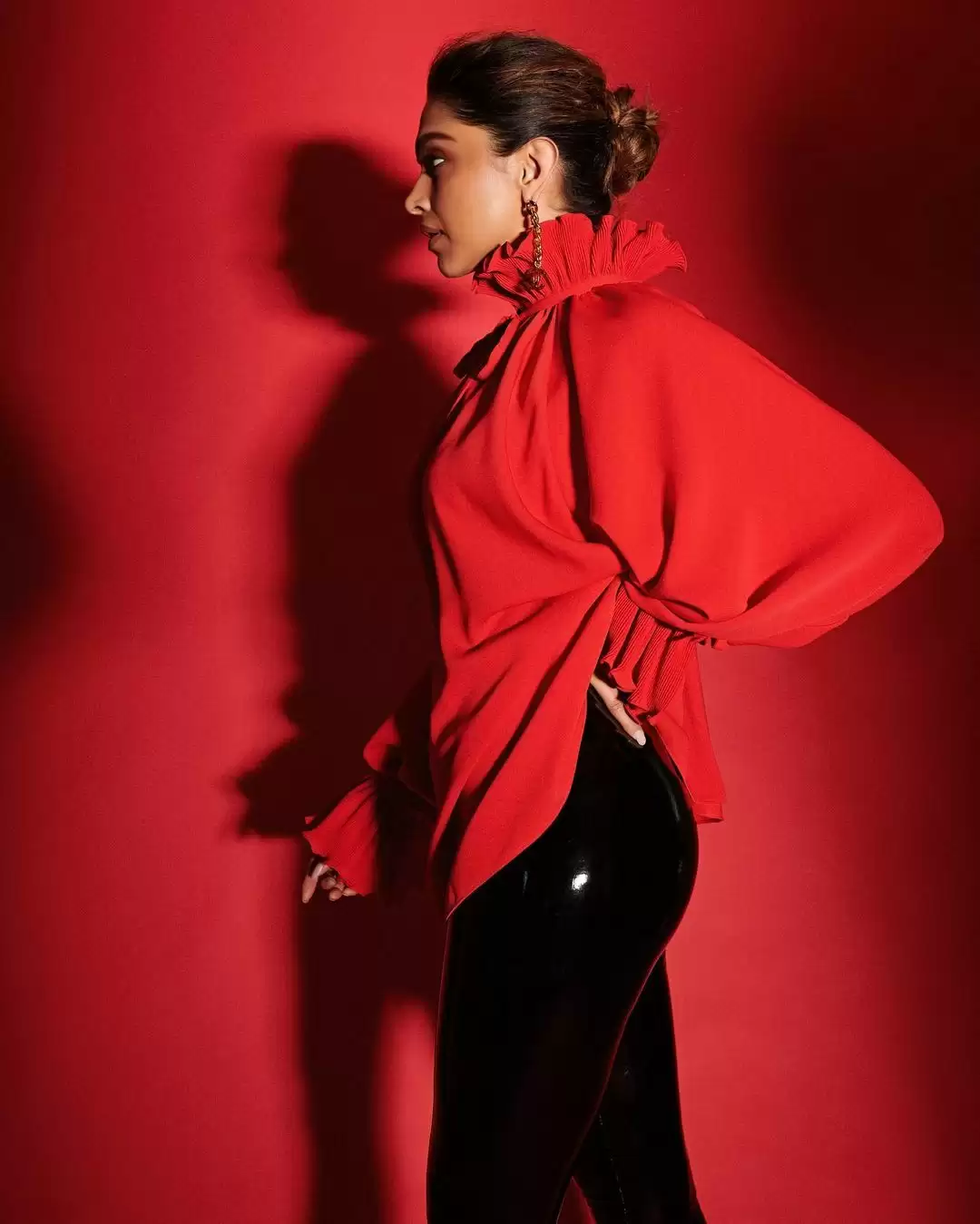 Deepika Padukone ने बोल्ड तस्वीरों से बढ़ाया तापमान, देखे तस्वीरें