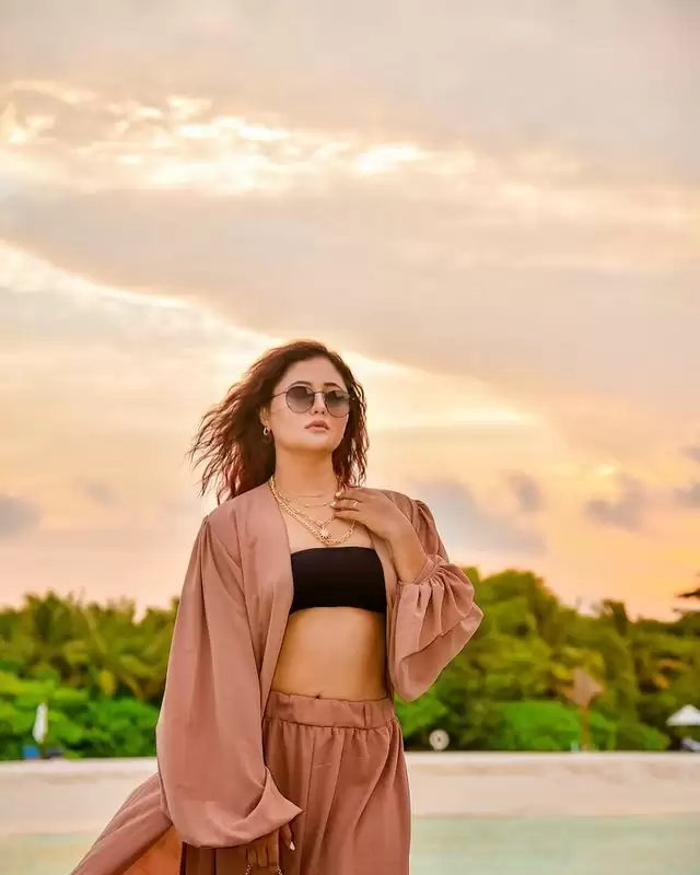 Rashami Desai ने तस्वीरों से मचाई सनसनी, देखे बोल्ड फोटोशूट