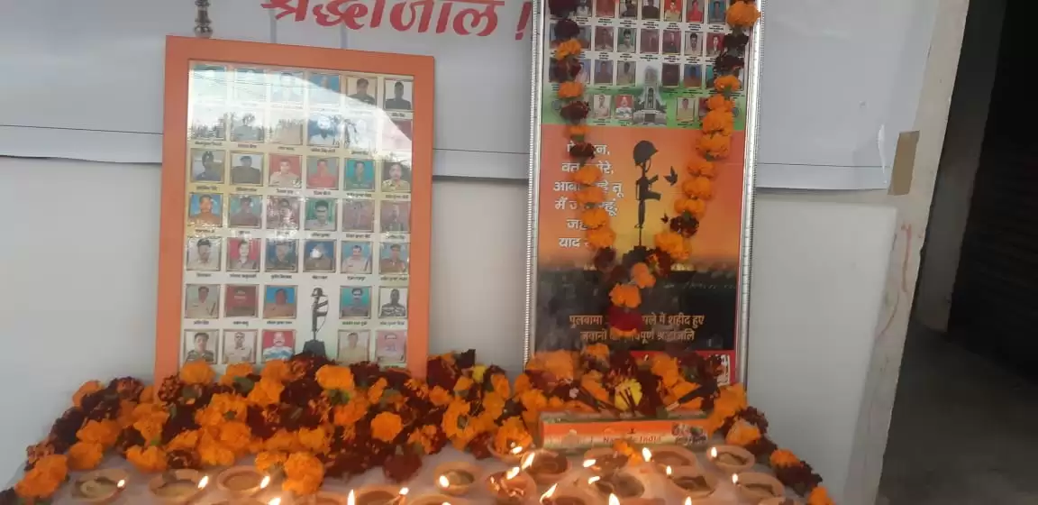 पुलवामा शहीदों की याद में लखनऊ के कार्य कारोबारियों ने की श्रद्धांजलि सभा