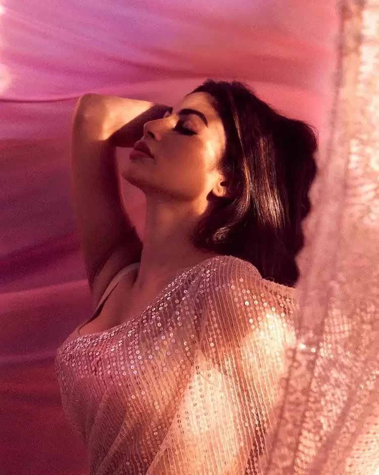 Mouni Roy ने अदाओं से गिराई बिजलियां, देखे तस्वीरें!!
