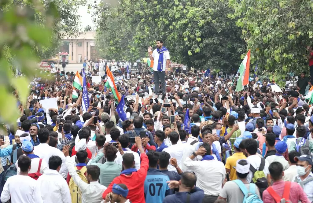 लखनऊ: आंदोलित शिक्षक अभ्यर्थियों के साथ भीम आर्मी चीफ ने भी बुलंद की आवाज