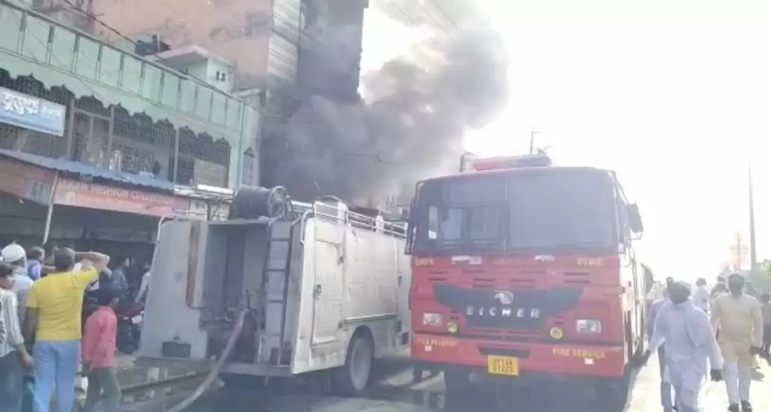 Ghaziabad News: इलेक्ट्रानिक्स शोरूम में भीषण आग,लाखों का माल जलकर राख