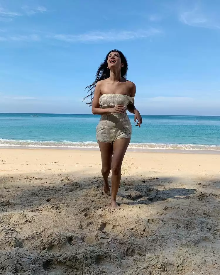 Sonal Chauhan ने बिकिनी पहनकर लगाई आग, देखे ये तस्वीरें