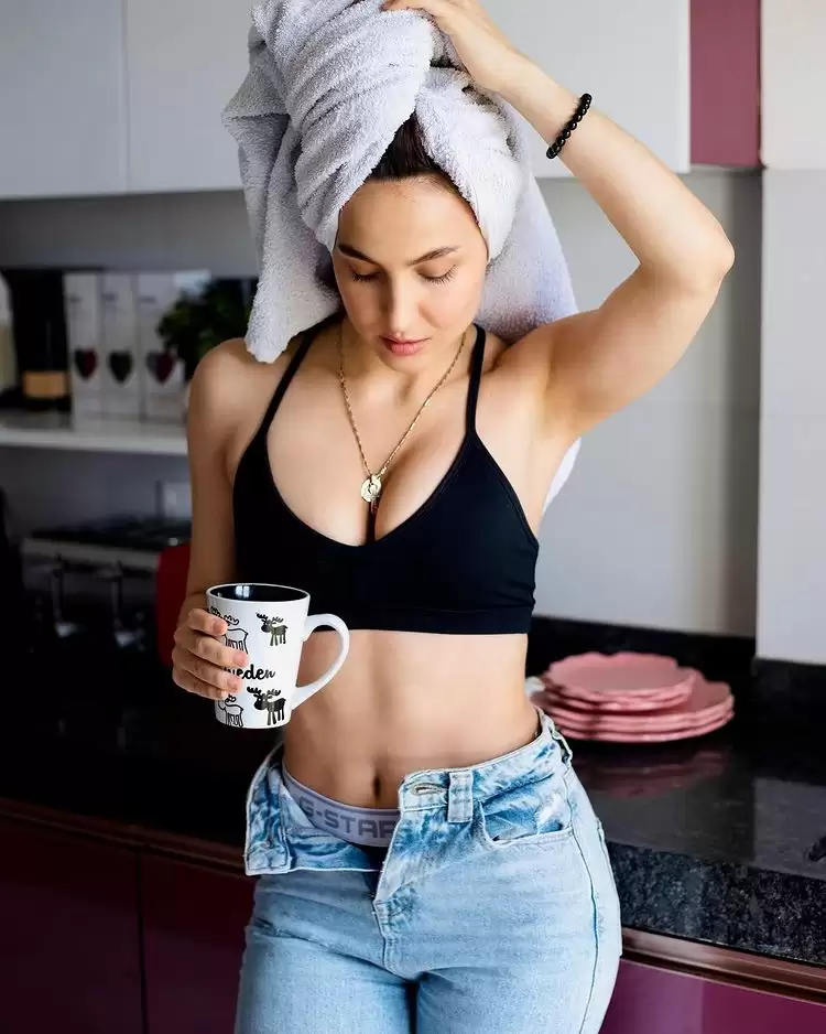 Elli Avram का देखे हॉट अंदाज़, तस्वीरों से नज़र नहीं हटा पाएंगे !!