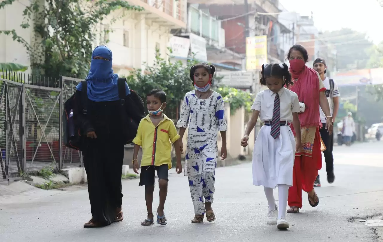 उत्तर प्रदेश: कुछ सकुचाते तो कुछ खिलखिलाते हुए बच्चे पहुंचे स्कूल, टीचर्स बोले वेलकम