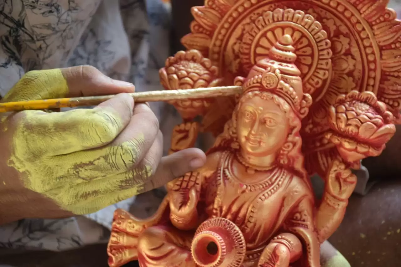 दीपोत्सव को रोशन करने के लिये कुम्हार बना रहे दीये