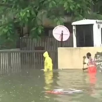 बारिश से बेहाल हुई मुंबई