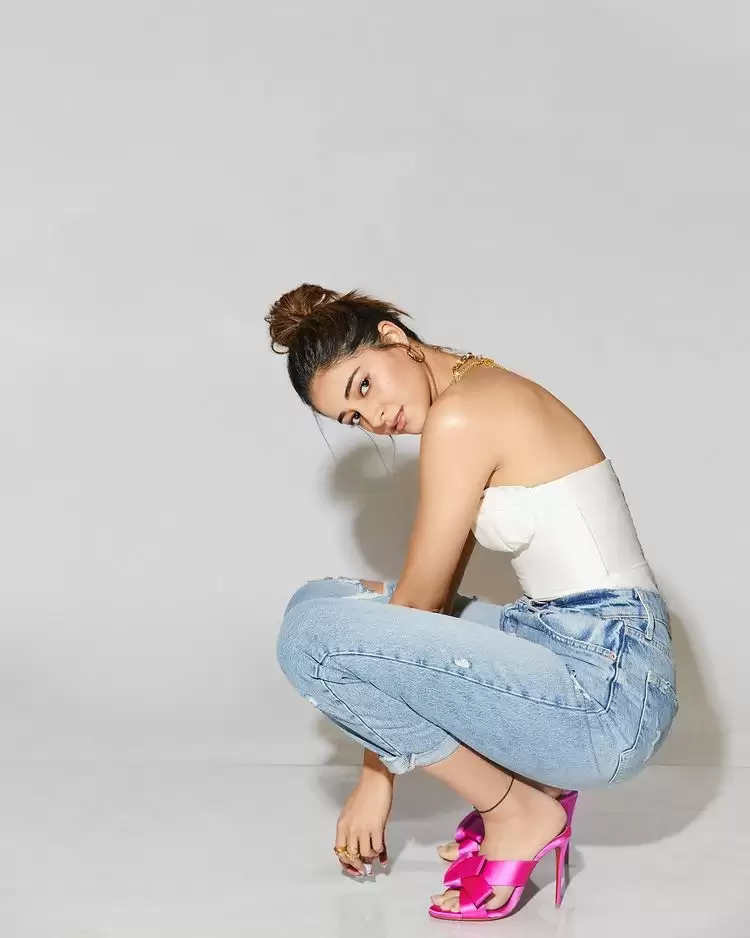 Ananya Panday उड़ा रही है सबके होश, देखे तस्वीरें!!