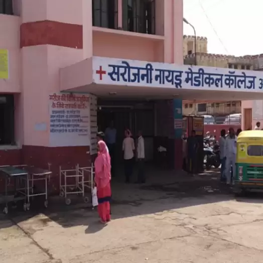 आगरा का एसएन मेडिकल कॉलेज संक्रमण का केंद्र तो नहीं!